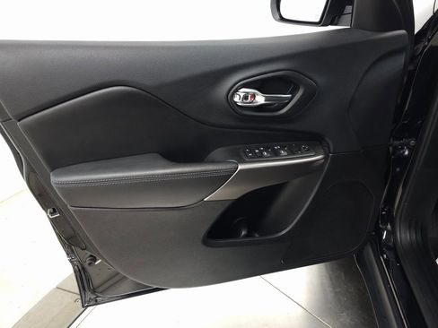 Used 2019 Jeep Cherokee Latitude w/ Popular Appearance Group image 14