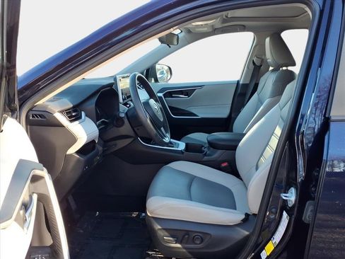 Used 2023 Toyota RAV4 XLE Premium image 9