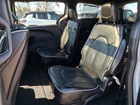 Used 2020 Chrysler Pacifica Limited w/ Advanced Safetytec Group FWD image 13