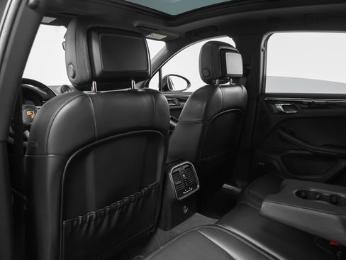 Certified 2022 Porsche Macan AWD/4WD image 39