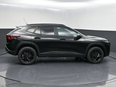 New 2026 Chevrolet Trax LT w/ Midnight Edition FWD image 8