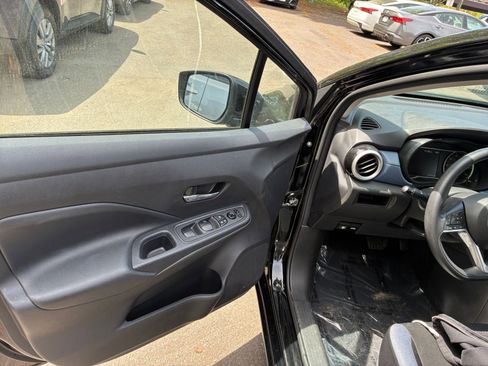 Used 2025 Nissan Versa SV image 18