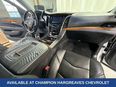 Used 2016 Cadillac Escalade ESV Luxury image 38