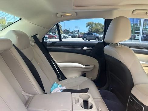 Used 2016 Chrysler 300 Limited RWD image 8