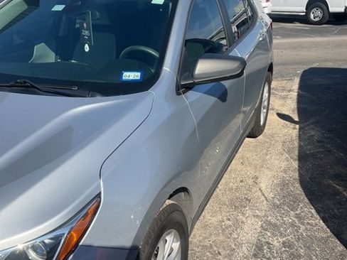 Used 2021 Chevrolet Equinox LS w/ LS Convenience Package image 3