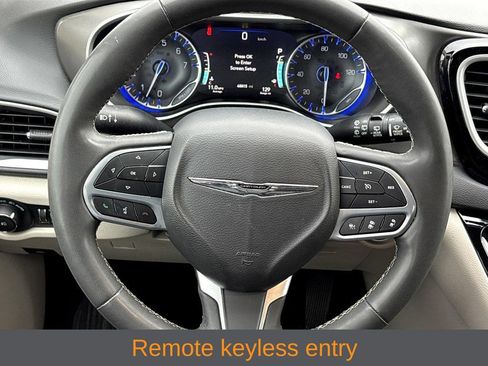 Used 2023 Chrysler Pacifica Touring-L FWD image 15