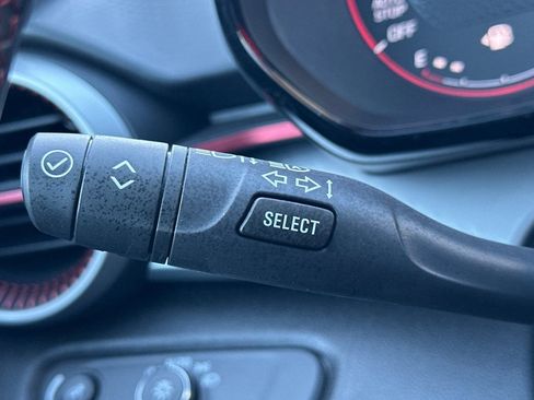 Used 2025 Chevrolet Trax RS FWD image 37
