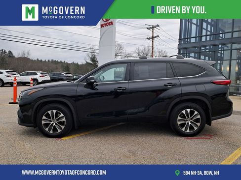 Used 2021 Toyota Highlander XLE image 2