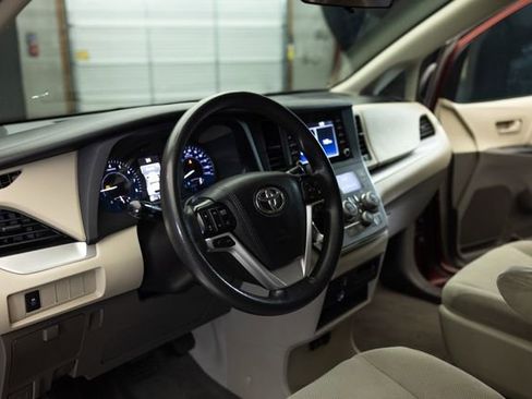Used 2020 Toyota Sienna L FWD image 12