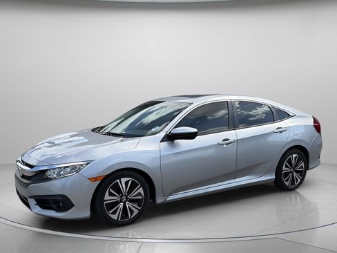 Used 2018 Honda Civic EX-T image 2