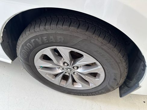 Used 2022 Toyota Sienna XLE image 5