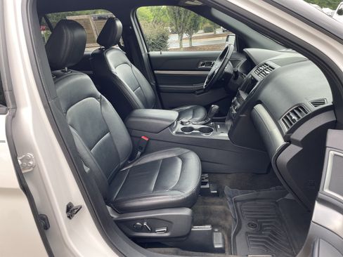 Used 2018 Ford Explorer XLT w/ Equipment Group 202A AWD/4WD image 31