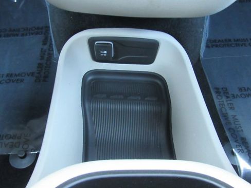 Used 2024 Chrysler Pacifica Touring-L image 50