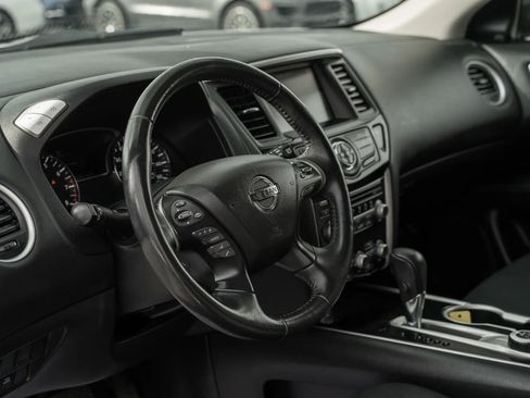 Used 2019 Nissan Pathfinder SV image 16