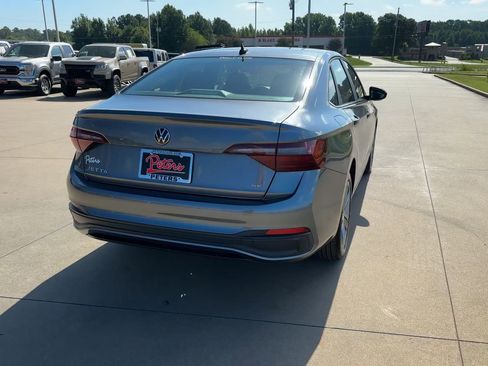 Used 2024 Volkswagen Jetta SE w/ Panoramic Sunroof Package image 7