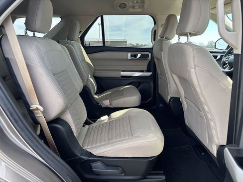 Used 2021 Ford Explorer XLT image 19