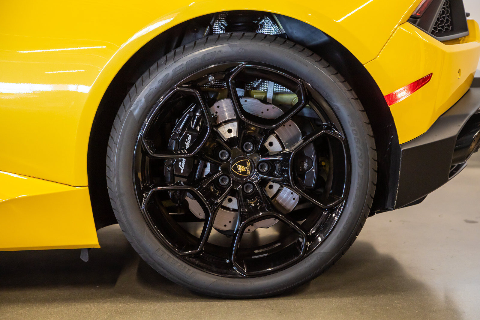 Used 2018 Lamborghini Huracan LP 580-2 RWD image 23