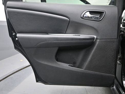 Used 2017 Dodge Journey SE w/ Flexible Seating Group image 14