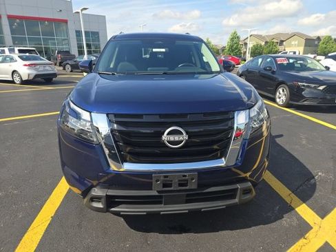 Used 2025 Nissan Pathfinder SV FWD image 2