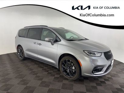 Used 2021 Chrysler Pacifica Limited w/ Uconnect Theater Family Group