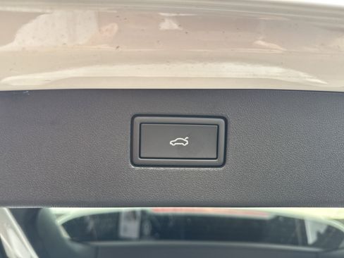 New 2025 Volkswagen Tiguan SE image 9