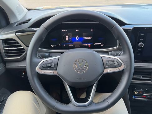 Certified 2025 Volkswagen Taos SE image 17