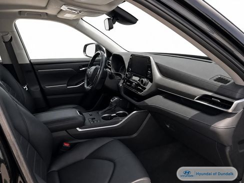 Used 2023 Toyota Highlander XLE FWD image 11