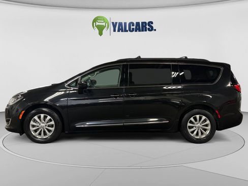 Used 2017 Chrysler Pacifica Touring-L FWD image 2