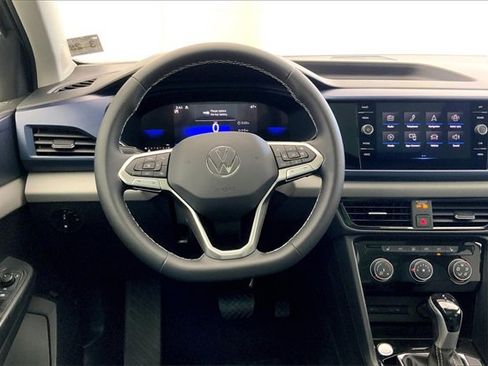 Certified 2023 Volkswagen Taos SE w/ Panoramic Sunroof Package image 5