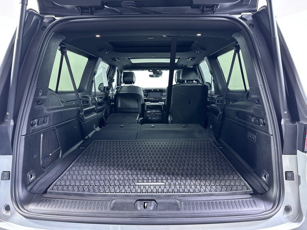 Used 2023 Jeep Wagoneer L Series II AWD/4WD image 10
