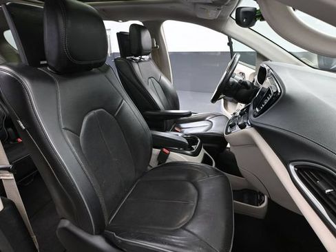Used 2018 Chrysler Pacifica Limited FWD image 51