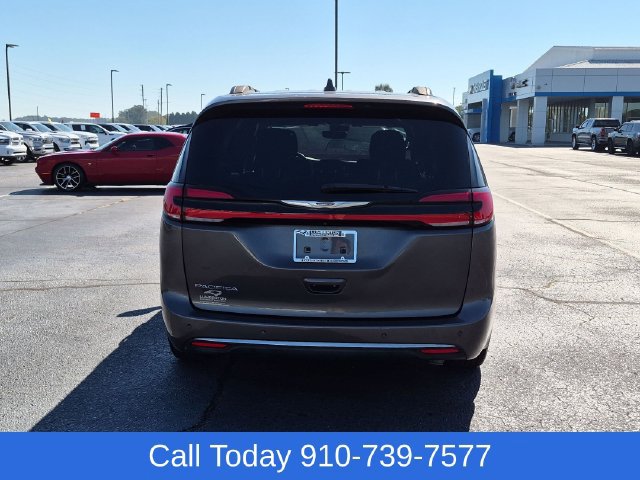 Used 2022 Chrysler Pacifica Touring FWD image 4