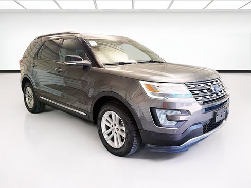 Used 2017 Ford Explorer XLT w/ Equipment Group 202A FWD image 3
