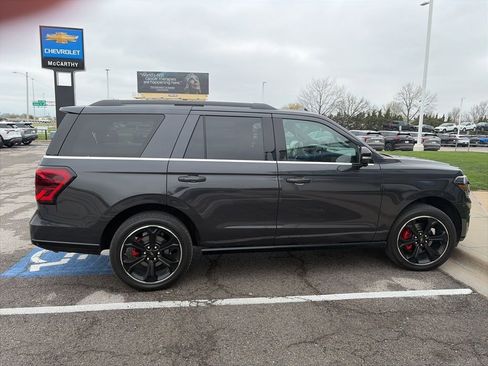 Used 2022 Ford Expedition Limited image 2