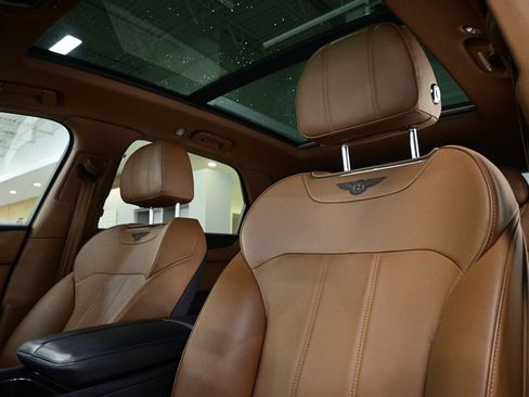 Used 2019 Bentley Bentayga image 20