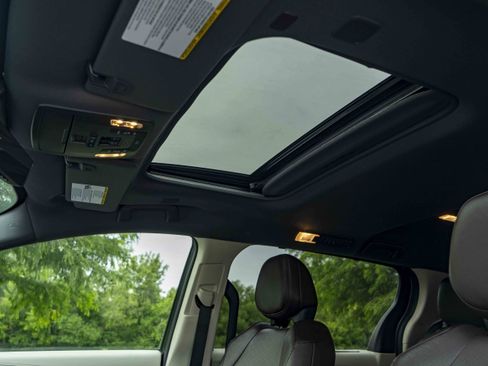 Used 2024 Toyota Sienna Platinum FWD image 37