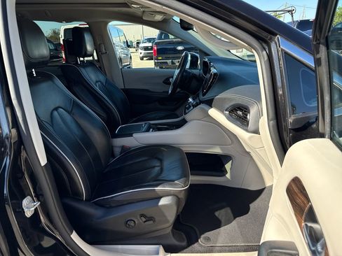 Used 2021 Chrysler Pacifica Limited w/ Uconnect Theater Family Group image 25