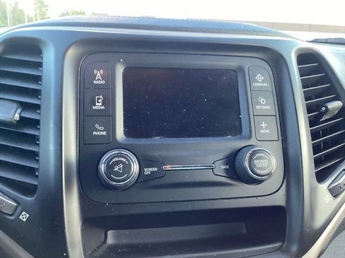 Used 2015 Jeep Cherokee Sport FWD image 27