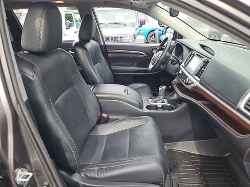 Used 2014 Toyota Highlander Limited Platinum AWD/4WD image 16