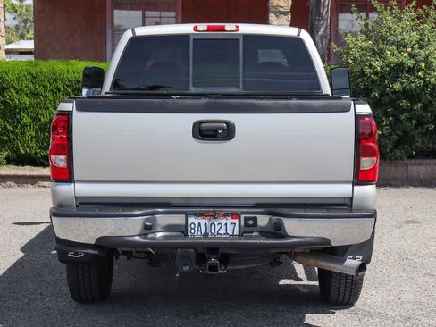 Used 2006 Chevrolet Silverado 2500 LT w/ Heavy-Duty Power Package image 7