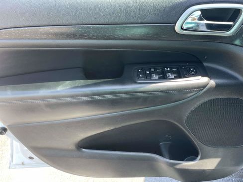 Used 2018 Jeep Grand Cherokee Laredo AWD/4WD image 14