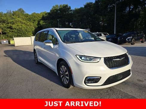 Used 2022 Chrysler Pacifica Limited w/ Uconnect Theater Family Group FWD image 1