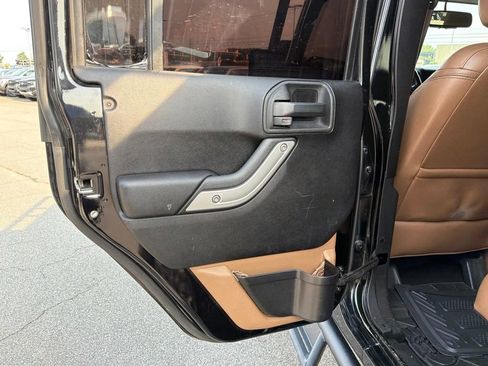 Used 2013 Jeep Wrangler Unlimited Rubicon w/ Connectivity Group AWD/4WD image 15