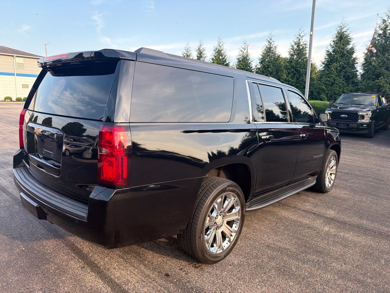 Used 2018 Chevrolet Suburban LT w/ Luxury Package AWD/4WD image 5