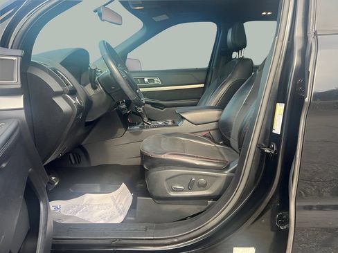 Used 2018 Ford Explorer XLT w/ Equipment Group 202A AWD/4WD image 11