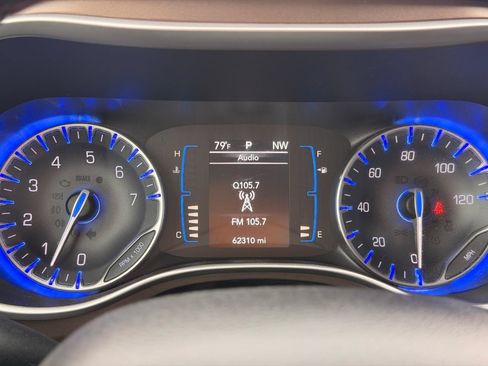 Used 2019 Chrysler Pacifica Touring-L FWD image 28