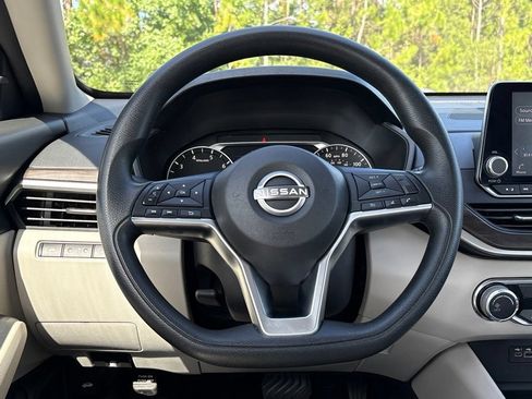 Used 2024 Nissan Altima 2.5 SV FWD image 29