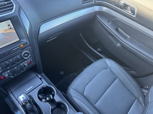 Used 2017 Ford Explorer XLT w/ Equipment Group 202A image 32