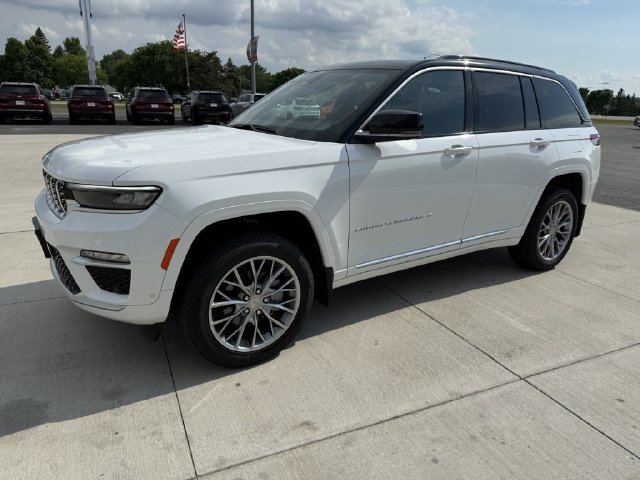 Used 2024 Jeep Grand Cherokee Summit w/ Luxury Tech Group V AWD/4WD image 4