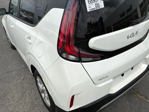 Used 2025 Kia Soul LX FWD image 11